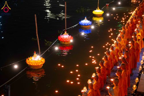 ภาพ No.297474:วันที่ 16 มกราคม พ.ศ. 2569 พิธีลอยประทีปธรรมถวายเป็นพุทธบูชา และบูชาธรรมมหาปูชนียาจารย์  ณ วัดโบสถ์บน ต.บางคูเวียง จ.นนทบุรี อนุสรณ์สถานลำดับที่ 4 สถานที่เกิดด้วยกายธรรม ในโครงการธรรมยาตรา กตัญญูบูชา มหาปูชนียาจารย์ พระมงคลเทพมุนี(สด จนฺทสโร) พระผู้ปราบม