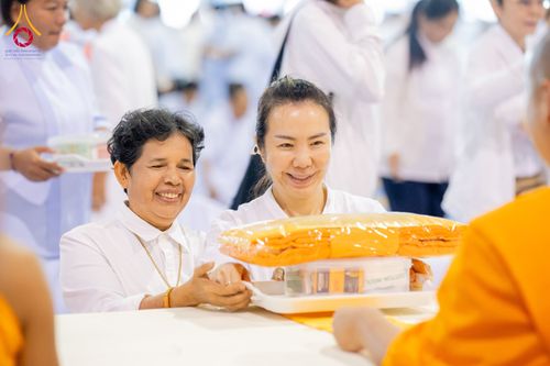 ภาพ No.279098:วันที่ 2 มกราคม พ.ศ.2569 พิธีถวายภัตตาหารเป็นสังฆทาน แด่พระธรรมยาตรา ณ วัดพระธรรมกาย ปทุมธานี ในโครงการธรรมยาตรา กตัญญูบูชา มหาปูชนียาจารย์ พระมงคลเทพมุนี(สด จนฺทสโร) พระผู้ปราบมาร อนุสรณ์สถาน 7 แห่ง ปีที่ 14