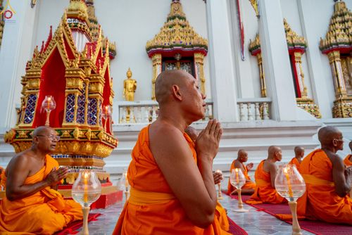 ภาพ No.297100:วันที่ 17 มกราคม พ.ศ. 2569 พิธีจุดประทีปถวายเป็นพุทธบูชา และบูชาธรรมมหาปูชนียาจารย์ (ภาพชุดที่ 2) ณ วัดโบสถ์บน ต.บางคูเวียง จ.นนทบุรี อนุสรณ์สถานลำดับที่ 4 สถานที่เกิดด้วยกายธรรม ในโครงการธรรมยาตรา กตัญญูบูชา มหาปูชนียาจารย์ พระมงคลเทพมุนี(สด จนฺทสโร) พร