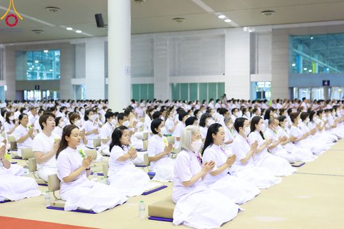 ภาพ No.86417:วันธรรมชัย ปีที่ 55 พิธีทอดผ้าป่ากฐินสมทบครั้งที่1, พิธีเจริญพุทธมนต์ ลูกนิมิตมหาสมบัติฯ พิธีจุดประทีป,พิธีฉลองชัยสวดมนต์บทธัมมจักกัปปวัตนสูตร วันอาทิตย์ที่ 27 สิงหาคม พ.ศ.2566 ณ สภาธรรมกายสากล / มหารัตนวิหารคด วัดพระธรรมกาย