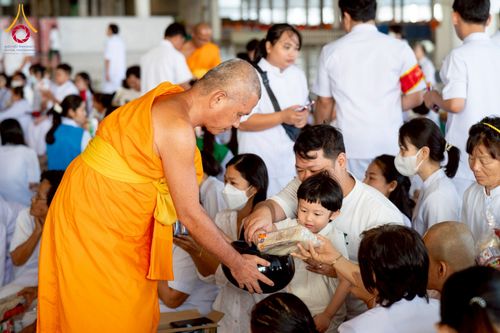 ภาพ No.215205:วันอาทิตย์ต้นเดือนที่ 6 เมษายน พ.ศ. 2568 พิธีตักบาตรข้าวสารอาหารแห้ง ณ บ้านแก้วเรือนทองคุณยาย สภาธรรมกายสากล วัดพระธรรมกาย