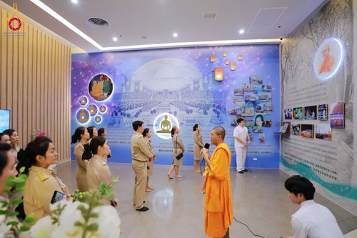 ภาพ No.311564:วันจันทร์ที่ 23 กุมภาพันธ์ พ.ศ. 2569 เปิดโลกทัศน์ผู้บริหารสถานศึกษายุคใหม่ เรียนรู้ต้นแบบการพัฒนาคนผ่านพลัง “บวร–V-Star” ผู้เข้ารับการพัฒนาตามโครงการ สพฐ. ศึกษาดูงานวัดพระธรรมกาย เสริมภาวะผู้นำคุณธรรมสู่การบริหารโรงเรียนอย่างยั่งยืน ณ อาคาร 100 ปี คุณยาย