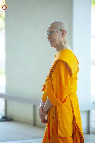 ภาพ No.205803:พิธีสวดพระพุทธมนต์ และถวายภัตตาหารเมนูสวรรค์แด่พระภิกษุ สามเณร วันจันทร์ที่ 3 กุมภาพันธ์ พ.ศ. 2568 ณ หอฉันคุณยายอาจารย์ฯ วัดพระธรรมกาย