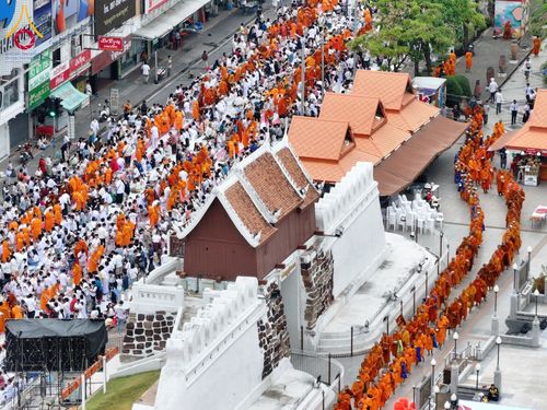 ภาพ No.210398:วันอาทิตย์ที่ 9 มีนาคม พ.ศ. 2568 พ่อเมืองโคราชจัดตักบาตรพระหมื่น ทำบุญเมือง 557 ปี