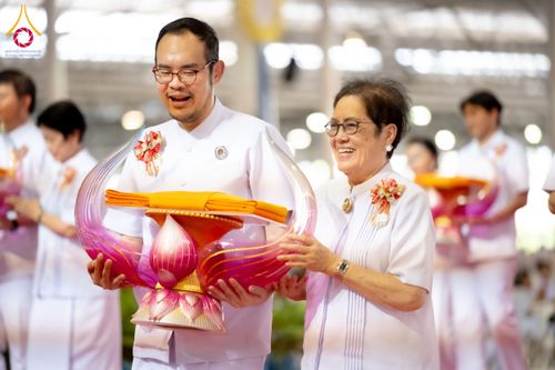 ภาพ No.134424:พิธีทอดผ้าป่าสมทบ มหาสังฆทาน 10,000 วัด ทั่วไทย วันอาทิตย์ต้นเดือนที่ 7 เมษายน พ.ศ.2567 ณ ห้องแก้วสารพัดนึก 1 สภาธรรมกายสากล  วัดพระธรรมกาย จ.ปทุมธานี