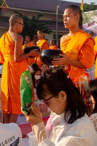 ภาพ No.197759:พิธีตักบาตรพระธรรมยาตรา ณ อนุสรณ์สถานลำดับที่ 4 สถานที่เกิดด้วยกายธรรม วัดโบสถ์(บน) ต.บางคูเวียง จ.นนทบุรี ในโครงการธรรมยาตรา กตัญญูบูชา มหาปูชนียาจารย์ พระมงคลเทพมุนี(สด จนฺทสโร) พระผู้ปราบมาร อนุสรณ์สถาน 7 แห่ง ปีที่ 13 วันที่ 19 มกราคม พ.ศ. 2568