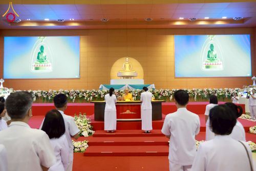 ภาพ No.264415:วันอาทิตย์ที่ 2 พฤศจิกายน พ.ศ. 2568 พิธีบูชาข้าวพระ ณ สภาธรรมกายสากล วัดพระธรรมกาย