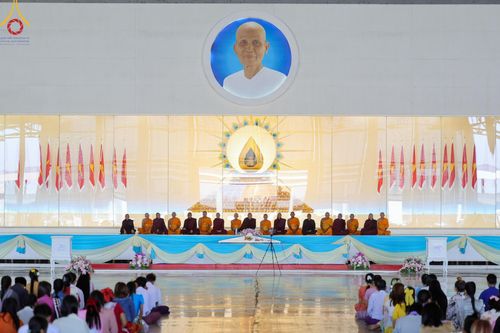 ภาพ No.177697:พิธีตักบาตรและพิธีบูชาข้าวพระ ในวันอาทิตย์ต้นเดือนที่ 1 ธันวาคม พ.ศ. 2567 ณ สภาธรรมกายสากล วัดพระธรรมกาย