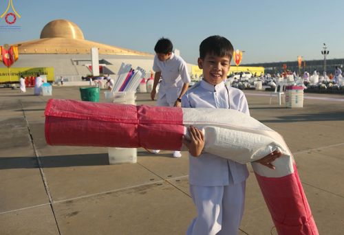 ภาพ No.105365:พิธีตักบาตรฉลองพระบวชใหม่ รุ่นบูชาธรรมมหาปูชนียาจารย์ และต้อนรับศักราชใหม่ วันจันทร์ที่ 1 มกราคม พ.ศ. 2567 ณ ลานธรรมพระมหาธรรมกายเจดีย์ วัดพระธรรมกาย