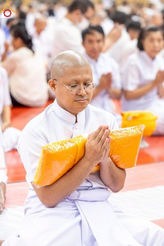 ภาพ No.217070:วันเสาร์ที่ 12 เมษายน พ.ศ. 2568 พิธีเวียนประทักษิณรอบพระมหาธรรมกายเจดีย์  พิธีวันทาเจดีย์ พิธีขอขมาและมอบผ้าไตร ในโครงการอุปสมบทหมู่ บูชาธรรมหลวงพ่อธัมมชโย, โครงการธรรมทายาท ระดับอุดมศึกษา รุ่นที่ 52 ,  โครงการบวชพระนานาชาติ AEC & WAB CEO รุ่นที่ 4 , ณ ว