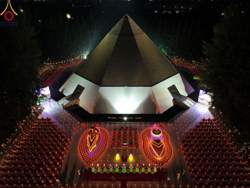 ภาพ No.107238:พิธีจุดประทีปถวายเป็นพุทธบูชา และบูชาธรรมมหาปูชนียาจารย์ ในโครงการธรรมยาตรากตัญญูบูชา มหาปูชนียาจารย์ พระมงคลเทพมุนี(สด จนฺทสโร) พระผู้ปราบมาร  อนุสรณ์สถาน 7 แห่ง ปีที่ 12  วันที่ 6 มกราคม พ.ศ. 2567 ณ อนุสรณ์สถานมหาวิหารพระมงคลเทพมุนี อ.สองพี่น้อง จ.สุพร