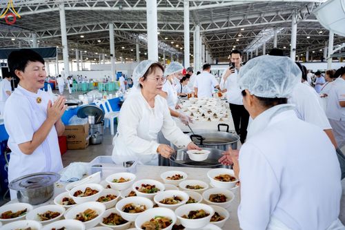 ภาพ No.159275:พิธีบูชาข้าวพระ ในวันอาทิตย์ต้นเดือน วันที่ 6 ตุลาคม พ.ศ. 2567 ณ สภาธรรมกายสากล วัดพระธรรมกาย