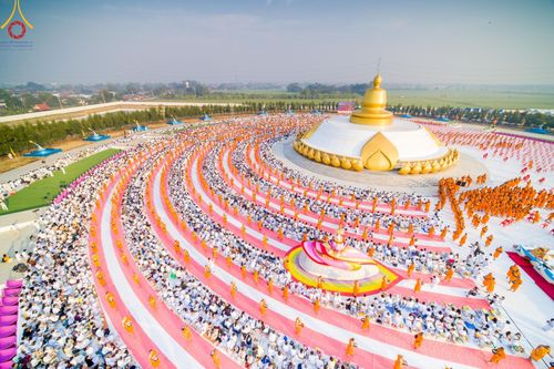 ภาพ No.201148:พิธีตักบาตรพระธรรมยาตรา ณ อนุสรณ์สถานลำดับที่ 5 สถานที่เผยแผ่วิชชาธรรมกายครั้งแรก อนุสรณ์สถานบางปลา วัดบางปลา อำเภอบางเลน จังหวัดนครปฐม ในโครงการธรรมยาตรา กตัญญูบูชา มหาปูชนียาจารย์ พระมงคลเทพมุนี(สด จนฺทสโร) พระผู้ปราบมาร อนุสรณ์สถาน 7 แห่ง ปีที่ 13
