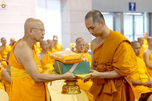 ภาพ No.233889:วันเสาร์ที่ 19 กรกฎาคม พ.ศ.2568 วันมหารำลึก ครั้งที่ 35 พิธีรำลึกถึงนักสร้างบารมี , พิธีสวดพระพุทธมนต์ , พิธีทอดผ้าบังสกุลและถวายไทยธรรม วัดพระธรรมกาย