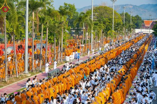 ภาพ No.101940:ตักบาตรพระ 10,000 รูป เติมบุญให้แผ่นดิน เนื่องในโอกาส 192 ปี จังหวัดกาญจนบุรี หนึ่งในโครงการตักบาตรพระ 2,000,000 รูป  77 จังหวัดทุกวัดทั่วไทย วันจันทร์ที่ 11 ธันวาคม พ.ศ. 2566 บริเวณถนนสองแคว (SKY WALK) เมืองกาญจนบุรี