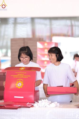 ภาพ No.210995:วันที่ 15 มีนาคม พ.ศ. 2568  บุญบรรจุกล่องไทยธรรม เพื่อถวายแด่พระสังฆาธิการ 40,000 กว่าวัดทั่วไทย ในวันคุ้มครองโลก 22 เมษายน พ.ศ. 2568