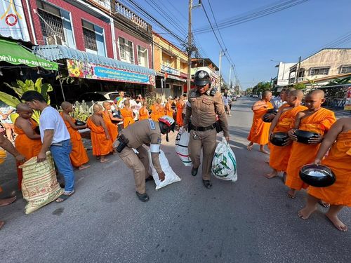 ภาพ No.133564:พิธีขอขมารับผ้าไตร, พิธีบรรพชาสามเณร, สามเณรออกบิณฑบาต ในโครงการบรรพชาสามเณร ฟื้นฟูพระพุทธศาสนาทั่วไทย  ณ ศูนย์ปฏิบัติธรรม และอบรมเยาวชนเมืองยะลา วันที่ 3 เมษายน พ.ศ. 2567
