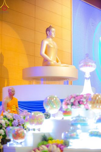 ภาพ No.139186:พิธีตักบาตร , พิธีบูชาข้าวพระ ณ ห้องแก้วสารพัด 1 สภาธรรมกายสากล วัดพระธรรมกาย วันอาทิตย์ต้นเดือนที่ 2 มิถุนายน พ.ศ. 2567