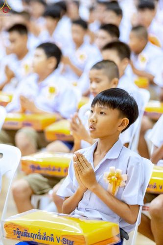 ภาพ No.246038:วันเสาร์ที่ 13 กันยายน พ.ศ. 2568 พิธีมอบผ้าไตรประธานกฐินสัมฤทธิ์เด็กดี V-Star ณ สภาธรรมกายสากล วัดพระธรรมกาย