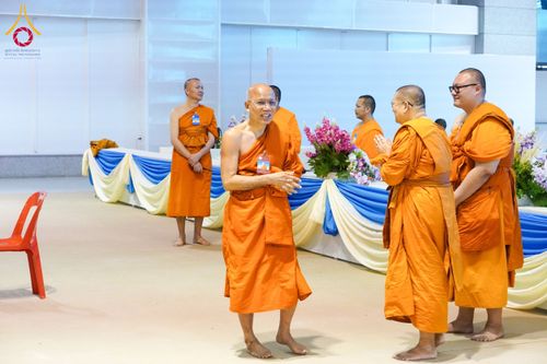 ภาพ No.208905:พระบาทสมเด็จพระเจ้าอยู่หัวทรงพระกรุณาโปรดเกล้าฯ พระราชทานภัตตาหารพระราชทาน แด่พระภิกษุ สามเณร ในการสอบบาลีสนามหลวง ณ วัดพระธรรมกาย วันที่ 22 กุมภาพันธ์ พ.ศ. 2568 ณ วัดพระธรรมกาย อำเภอคลองหลวง จังหวัดปทุมธานี