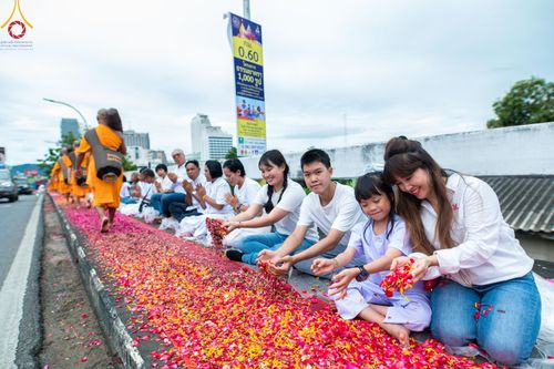 ภาพ No.128318:พิธีอัญเชิญพระบรมสารีริกธาตุ " ใจกลางเมืองนครหาดใหญ่ " เพื่อประดิษฐาน ณ มหารัตนเจดีย์สิริปทุมสวรรค์ (เจดีย์อริยพุทธะ 5 พระองค์) ศูนย์ปฏิบัติธรรมภาคใต้ อ.บางกล่ำ จ.สงขลา  วันที่ 9 มีนาคม พ.ศ.2567 (ชุดที่ 1)