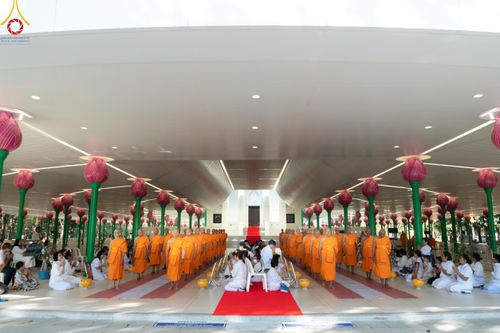 ภาพ No.199791:โครงการอุปสมบทหมู่บูชาธรรม 116 ปี คุณยายอาจารย์มหารัตนอุบาสิกาจันทร์ ขนนกยูง โครงการอุปสมบทหมู่ธรรมทายาท ระดับอุดมศึกษา รุ่นที่ 51 ภาคฤดูหนาว  ณ โบสถ์พระไตรปิฏก วัดพระธรรมกาย จ.ปทุมธานี  วันที่ 11 มกราคม พ.ศ. 2568 โดยมีพระครูปลัดรัตนวีรวัฒน์ เจ้าอาวาสวัด