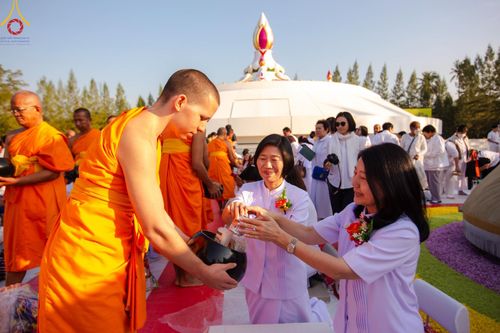 ภาพ No.193078:พิธีตักบาตรพระธรรมยาตรา ณ อนุสรณ์สถานคลองบางนางแท่น อ.สามพราน จ.นครปฐม ในโครงการธรรมยาตรา กตัญญูบูชา มหาปูชนียาจารย์ พระมงคลเทพมุนี(สด จนฺทสโร) พระผู้ปราบมาร อนุสรณ์สถาน 7 แห่ง ปีที่ 13 วันที่ 11 มกราคม พ.ศ.2568