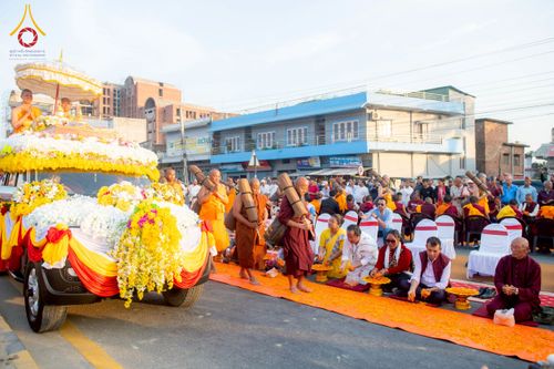 ภาพ No.213021:วันที่ 14 - 15 มีนาคม พ.ศ. 2568 คณะสงฆ์และสามเณรเดินธรรมยาตรา ในโครงการบวชสามเณรเนปาล 500 รูป ไปยังสถานที่รอบมายาเทวีและลุมพินีเกรด ณ ลุมพินี ประเทศเนปาล