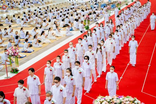 ภาพ No.89558:พิธีตักบาตร ข้าวสารอาหารแห้ง พิธีบูชาข้าวพระ และพิธีจุดเทียนใจ ไฟนิรันดร์  อนันตชัย ณ สภาธรรมกายสากล วัดพระธรรมกาย วันอาทิตย์ที่ 1 ตุลาคม พ.ศ. 2566