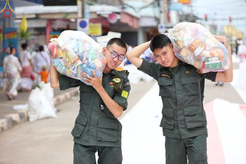 ภาพ No.146362:ตักบาตรพระ 1,384 รูป ทำบุญเมืองฝางครบรอบ 1,383 ปี ถวายเป็นพระราชกุศลแด่พระบาทสมเด็จพระเจ้าอยู่หัว เนื่องในโอกาสพระราชพิธีมหามงคล เฉลิมพระชนมพรรษา 6 รอบ 72 พรรษา วันเสาร์ที่ 27 กรกฎาคม พ.ศ.2567  ณ ถนนหน้าที่ว่าการอำเภอฝาง จ.เชียงใหม่