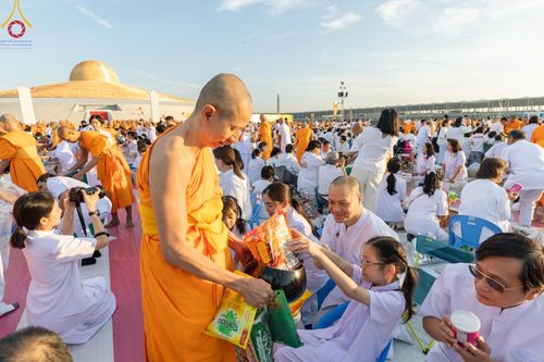 ภาพ No.187856:พิธีตักบาตรฉลองพระใหม่ ต้อนรับพุทธศักราช 2568 ณ ลานธรรมพระมหาธรรมกายเจดีย์ วัดพระธรรมกาย จ.ปทุมธานี วันที่ 1 มกราคม พ.ศ. 2568