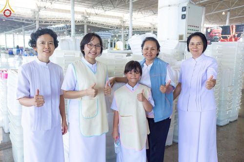 ภาพ No.222091:วันที่ 4 พฤษภาคม พ.ศ. 2568 พิธีตักบาตร เนื่องในวันอาทิตย์ต้นเดือน ณ บ้านแก้วเรือนทองคุณยายฯ วัดพระธรรมกาย