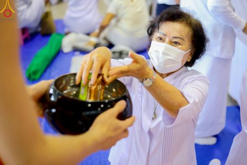 ภาพ No.78869:พิธีตักบาตร ข้าวสารอาหารแห้ง พิธีบูชาข้าวพระ ในวันอาทิตย์ต้นเดือนที่ 2 เมษายน พ.ศ. 2566