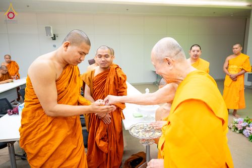 ภาพ No.323366:หลวงพ่อทัตตชีโว รองเจ้าอาวาสวัดพระธรรมกาย ถวายการต้อนรับปฏิสันถารคณะสงฆ์จากประเทศศรีลังกา