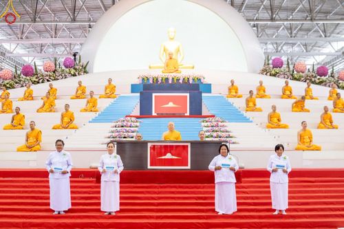 ภาพ No.219375:วันอังคารที่ 22 เมษายน พ.ศ. 2568 พิธีมอบปัจจัยช่วยเหลือครู 4 จังหวัดชายแดนภาคใต้ , พิธีกล่าวคำถวายอุปกรณ์ เพื่อเตรียมการต้อนรับคณะสงฆ์ฯ , พิธีกล่าวคำถวายภัตตาหารเป็นสังฆทาน , คณะสงฆ์ฉันภัตตาหารเพล  เนื่องในวันคุ้มครองโลก พิธีถวายมหาสังฆทานแด่คณะสงฆ์