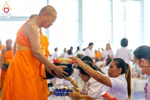 ภาพ No.209305:วันอาทิตย์ที่ 2 มีนาคม พ.ศ. 2568 พิธีตักบาตร ข้าวสารอาหารแห้ง ณ บ้านแก้วเรือนทองคุณยายฯ สภาธรรมกายสากล วัดพระธรรมกาย