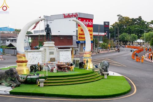 ภาพ No.62020:สามเณรจากศูนย์อบรมเยาวชนสุรินทร์ ออกบิณฑบาต รอบอำเภอเมือง จ.สุรินทร์ ในโครงการบรรพชาสามเณร ฟื้นฟูพระพุทธศาสนาทั่วไทย วันที่ 9 เมษายน พ.ศ. 2567