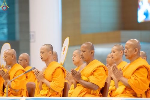 ภาพ No.59199:พิธีเจริญพระพุทธมนต์ ถวายภัตตาหารเป็นสังฆทาน เนื่องในวาระอายุวัฒนมงคล 80 ปี หลวงพ่อธัมมชโย ณ สภาธรรมกายสากล วัดพระธรรมกาย วันพุธที่ 24 เมษายน พ.ศ.2567