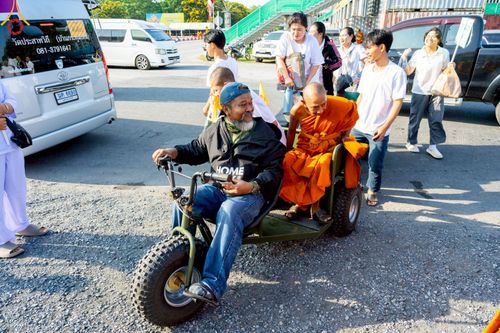 ภาพ No.219246:บรรยากาศการเดินทางเข้าวัดพระธรรมกาย , การต้อนรับปฏิสันถาร , การฉันภัตตาหารเช้า , การลงทะเบียนพระสังฆาธิการ  เนื่องในวันคุ้มครองโลก พิธีถวายมหาสังฆทานคณะสงฆ์ 40,000 กว่าวัดทั่วประเทศ ณ วัดพระธรรมกาย