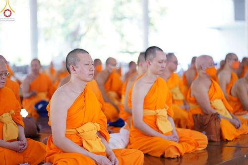 ภาพ No.122839:พิธีสวดพระพุทธมนต์ พิธีทอดผ้าบังสุกุล และพิธีถวายภัตตาหาร เป็นสังฆทานแด่พระภิกษุ สามเณร เนื่องในวันมหาปูชนียาจารย์ วันเสาร์ที่ 3 กุมภาพันธ์ พ.ศ. 2567 ณ หอฉันคุณยายอาจารย์ฯ วัดพระธรรมกาย