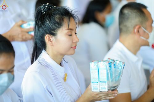 ภาพ No.86810:พิธีตักบาตร , พิธีบูชาข้าวพระ , พิธีจุดเทียนใจ ไฟนิรันดร์ อนันตชัย ในวันอาทิตย์ต้นเดือน 3 กันยายน พ.ศ. 2566 ณ วัดพระธรรมกาย