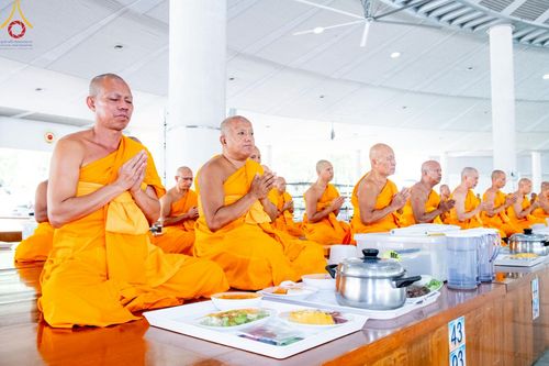 ภาพ No.213458:วันเสาร์ที่ 29 มีนาคม พ.ศ. 2568 พิธีถวายภัตตาหารเมนูสวรรค์ "เพื่อการบรรลุธรรม" ณ หอฉันคุณยายอาจารย์ฯ วัดพระธรรมกาย