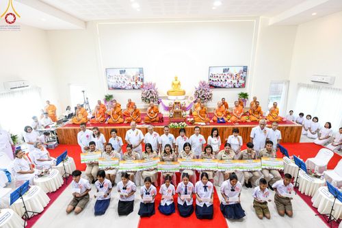 ภาพ No.190269:พิธีเจริญพระพุทธมนต์ ปฏิบัติธรรม มอบทุนการศึกษา ถวายสังฆทาน 141 วัด เพื่อถวายเป็นพุทธบูชา และขับเคลื่อนโครงการหมู่บ้านรักษาศีล 5 โดยคณะสงฆ์จังหวัดสุพรรณบุรี คณะศิษยานุศิษย์วัดพระธรรมกาย โครงการธรรมยาตรา ปีที่ 13 ณ ศูนย์ปฏิบัติธรรมพระมงคลเทพมุนี