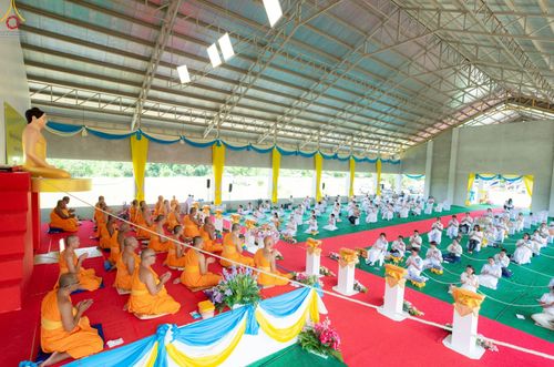 ภาพ No.255238:วันที่ 12 ตุลาคม พ.ศ. 2568 พิธีอัญเชิญพระบรมสารีริกธาตุและบรรจุ ลงในพระเกตุพระประธาน , พิธีทอดกฐินสามัคคีทั่วไทย 30,000 วัด โดยคณะศิษยานุศิษย์ วัดพระธรรมกาย  บูชาธรรม 81 ปี หลวงพ่อธัมมชโย ณ ธุดงคสถานเขาย้อย จ.เพชรบุรี