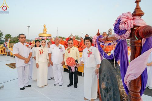 ภาพ No.180390:พิธีตักบาตรพระ ๑,๐๐๐ รูป ฉลองเมืองลำปาง ๑,๓๔๔ ปี วันเสาร์ที่ ๗ ธันวาคม พ.ศ. ๒๕๖๗ ณ ลานพระบรมราชานุสาวรีย์ พระนเรศวรมหาราช อ.เกาะคา จ.ลำปาง