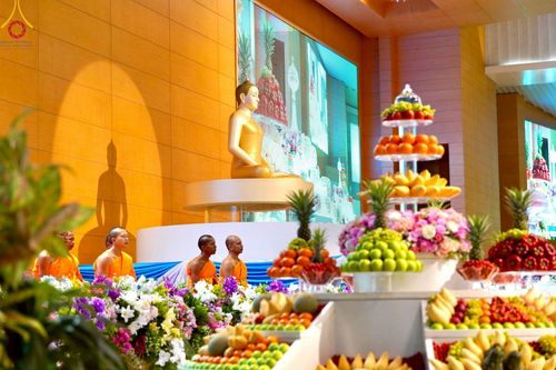 ภาพ No.222740:วันอาทิตย์ต้นเดือนที่ 4 พฤษภาคม พ.ศ. 2568 พิธีบูชาข้าวพระ ณ สภาธรรมกายสากล วัดพระธรรมกาย