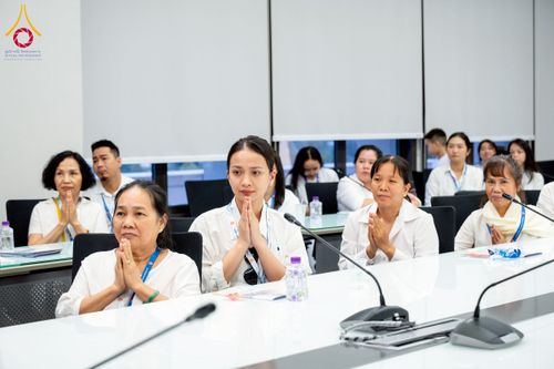 ภาพ No.222463:วันที่ 21 เมษายน พ.ศ. 2568 หลวงพ่อทัตตชีโวให้โอวาททีมงานอาสาสมัครเวียดนาม ณ อาคาร 100 ปี คุณยายมหารัตนอุบาสิกาจันทร์ ขนนกยูง วัดพระธรรมกาย