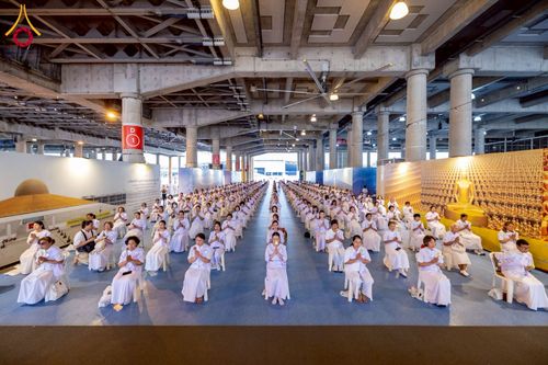 ภาพ No.224185:วันที่ 3-5 พฤษภาคม พ.ศ. 2568  กิจวัตร-กิจกรรมโครงการปฏิบัติธรรมอบรมศีลธรรม “บวชอุบาสิกาแก้ว” ถวายเป็นพระราชกุศล แด่พระบาทสมเด็จพระเจ้าอยู่หัว เนื่องในโอกาสมหามงคล “วันฉัตรมงคล” ณ วัดพระธรรมกาย อ.คลองหลวง จ.ปทุมธานี