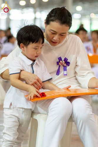 ภาพ No.215361:วันอาทิตย์ต้นเดือนที่ 6 เมษายน พ.ศ. 2568 ขบวนอัญเชิญผ้าป่าสมทบ มหาสังฆทาน 40,000 กว่าวัดทั่วประเทศ ณ สภาธรรมกายสากล วัดพระธรรมกาย