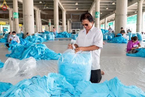 ภาพ No.220746:วันที่ 24-25 เมษายน พ.ศ. 2568 การเก็บงาน ผ้ารับประเคน ผ้าระบาย โต๊ะ เก้าอี้  ภายหลังงานวันคุ้มครองโลก ณ วัดพระธรรมกาย